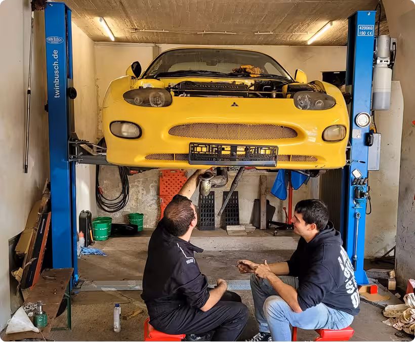 Foto von Mitsubishi FTO mit zwei Personen